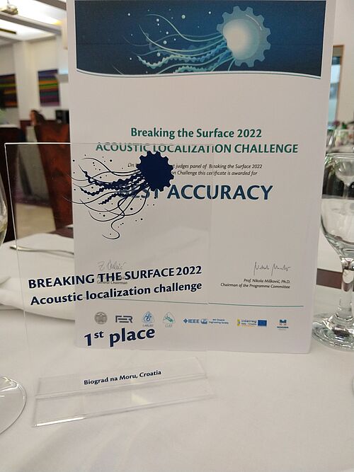Pokal der „Underwater Localization Challenge“ 2022 (Foto: Lehrstuhl Regelungstechnik). 