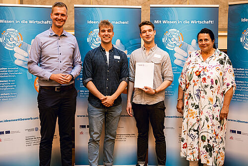 Sonderpreis „Commitment Award“: v.l.n.r. Tobias Gebhardt, Moritz Roloff, Sebastian Paschen und Manon Austenat-Wied (Bild: Jessica Brach/pixflut).
