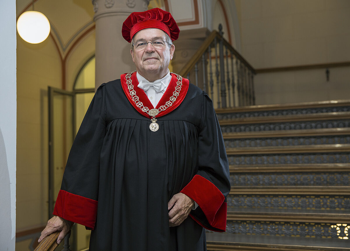 Bild 6: Rektor der Uni Rostock, stehend auf einer Treppe, im Talar