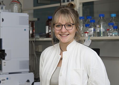 Cynthia Medwed erforscht Mikroalgen. Da ist viel Laborarbeit erforderlich. (Foto: Universität Rostock/Julia Tetzke).