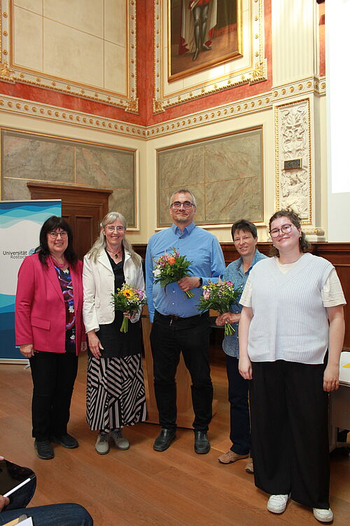 v.l.: Rektorin Professorin Elizabeth Prommer, Professorin Nicole Wrage-Mönnig, Professor Karsten Wolf, Dr. Sybille Bachmann, studentische Prorektorin Lena Lemke (Foto: Universität Rostock/Kristin Nölting). 