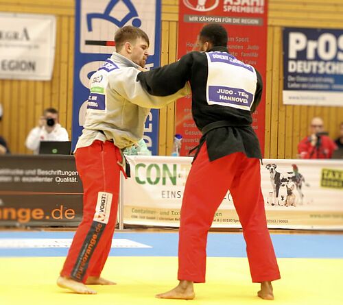 Sportstudent Robert Strohschein (l. im Bild) kämpft in der 1. Deutschen Judo Bundesliga und ist ein Aushängeschild für die Universität Rostock. (Foto: privat).