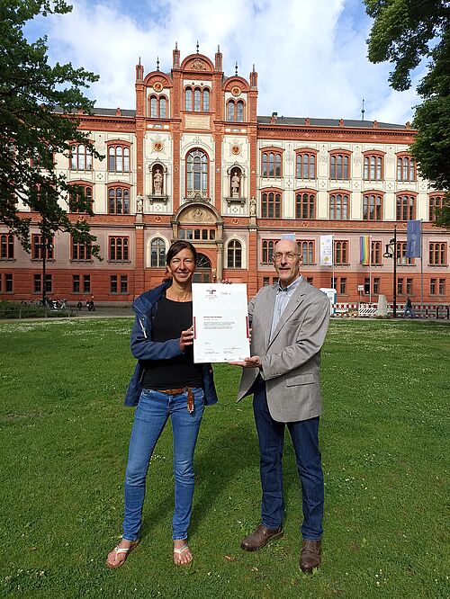 Ariane Sennewald vom Familienbüro der Universität Rostock und Stabsstellenleiter Diversity RD Andreas Tesche freuen sich über die fünfte Vergabe des Zertifikats zum audit familiengerechte Hochschule. (Foto: Universität Rostock/Birgit Kosicki).