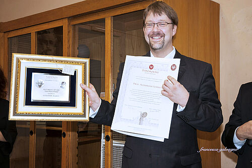 Prof. A. Szameit mit den Urkunden zur Verleihung des Tomassni Preises 
