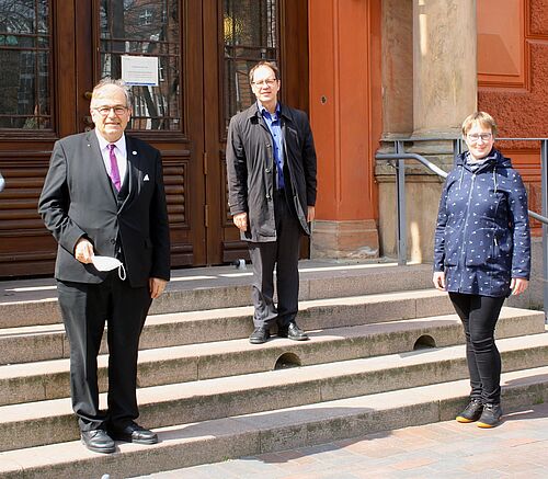 v.l.: Professor Wolfgang Schareck, Rektor der Universität Rostock, Dr. Martin Kumlehn, Pastor der Evangelischen Studierendengemeinde, Christina Innemann, Leiterin der Katholischen Studierendengemeinde (Foto: Sarah Wenninger).