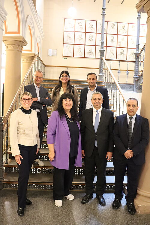 Rektorin Prommer mit jemenitischem Botschafter Al-Eryani und jemenitischem Konsul Al-Harazi sowie Vertretern von Universitätsmedizin Rostock und International Office. (Foto: Universität Rostock/International Office).