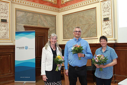 v.l.: Prorektorin für Forschung, Talententwicklung und Chancengleichheit Professorin Nicole Wrage-Mönnig, Prorektor für Studium und Lehre Professor Karsten Wolf und Prorektorin für Internationales, Transfer,  Kommunikationskultur Dr. Sybille Bachmann wurden am 25. Juni 2025 wiedergewählt. (Foto: Universität Rostock/Kristin Nölting).