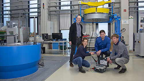 Das Team der Universität Rostock (v.l.) Prof. Dirk Uhrlandt, Yvonne Haba, Petrus Pieterse, Prof. Sascha Kosleck am Drucktank. Hier werden Wassertiefen von bis zu 6.000 Meter simuliert und das entwickelte System auf die enormen Anforderungen der Tiefsee hin getestet.