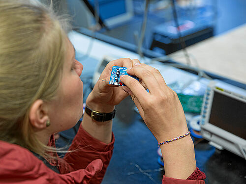 Zukünftige Ingenieurin beim Aufbau einer Blinkerschaltung. (Foto: Universität Rostock/IT- und Medienzentrum).