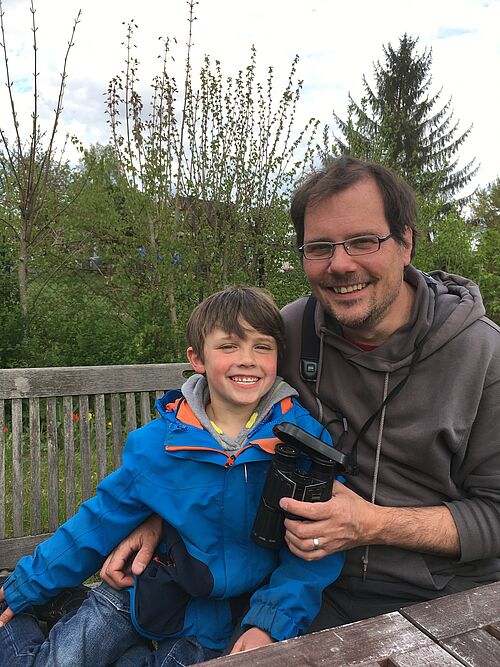 Nach dem Birdrace gönnen sich Professor Mirko Basen und sein Sohn Luuk eine Pause nachmittags im Garten – und freuen sich über einen glücklichen Zufall – Art Nummer 141, eine Schwanzmeise. 