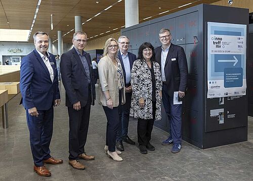 v.l.: Sven Olsen (IHK zu Rostock), Peter Todt (amt. Hauptgeschäftsführer der IHK zu Schwerin), Antje Theise (Direktorin UB Rostock), Matthias Belke (Präsident der IHK zu Schwerin), Rektorin Prof. Elizabeth Prommer und Klaus-Jürgen Strupp (Präsident der IHK zu Rostock) auf dem ersten „innotreff MV – WiSSENSCHAFFT WiRTSCHAFT“. (Foto: Universität Rostock/ITMZ).