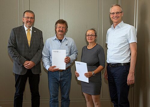 Übergabe der Stipendien der VolkswagenStiftung an Dr. Viktoriya Boyko und Professor Kostiantyn Mykhalenkov durch (ganz links) Professor Udo Kragl, Prorektor für Forschung und Transfer der Universität Rostock, und (ganz rechts) Professor Olaf Keßler, Lehrstuhl für Werkstofftechnik an der Fakultät für Maschinenbau und Schiffstechnik der Universität Rostock (Foto: Julia Tetzke/Universität Rostock).