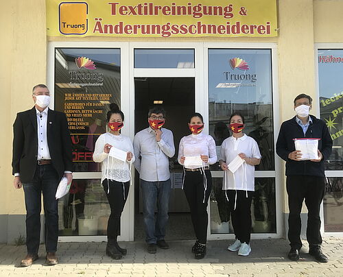 Prof. Köckerling, Thi Hoa Lai Truong, Mitarbeitende der Schneiderei und Prof. Langer (rechts) mit den geschneiderten Atemschutzmasken. 