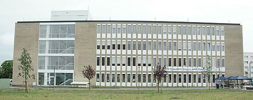 "Die Rostocker Chemie sagt Danke!“ – der Erweiterungsbau des Institutes für Chemie der Universität Rostock auf dem Südstadtcampus (Foto: Detlef A.E. Lückstädt). 