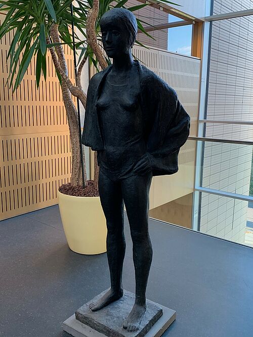 Skulptur „Pfiffige Göre“ von Hans-Peter Jaeger. (Foto: Universität Rostock/Angela Hartwig).