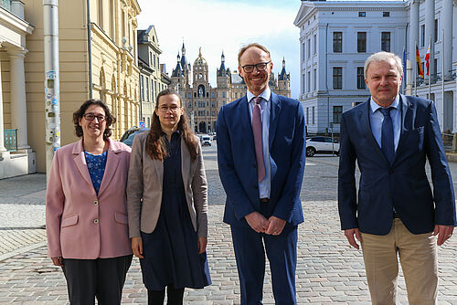 v.l.: Prof. Dr. Olga Garcia Mancheño, Prof. Dr. Sara Louise Bauke, Prof. Dr. René Dietrich und Woldemar Venohr (Foto: Christian Moeller/WKM MV).