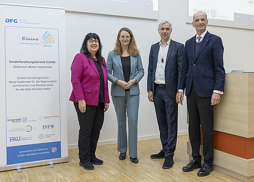 v.l.: Rektorin Prof. Dr. Elizabeth Prommer, Wissenschaftsministerin Bettina Martin, Sprecher des Sonderforschungsbereichs Prof. Dr.-Ing. Sascha Spors sowie Dekan und Wissenschaftlicher Vorstand der Universitätsmedizin Rostock Prof. Dr. Bernd Krause bei der Kick-off-Veranstaltung zur neuen Förderperiode des Sonderforschungsbereichs 1270 ELAINE (Foto: Universität Rostock/Thomas Rahr).