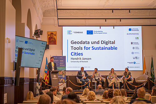 Prof. Hendrik Jansen brachte seine Perspektive im ersten Round Table zu „Data Driven Decision Making: Smart Cities and AI“ ein.