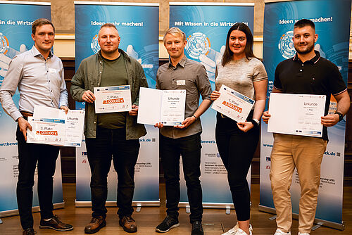 „Gewinner Studierende“: v.l.n.r. Felix Weidemann, Philipp Lutzke, Roman Gruchow, Rebecca Zube und Paul Winter (Bild: Jessica Brach/pixflut).