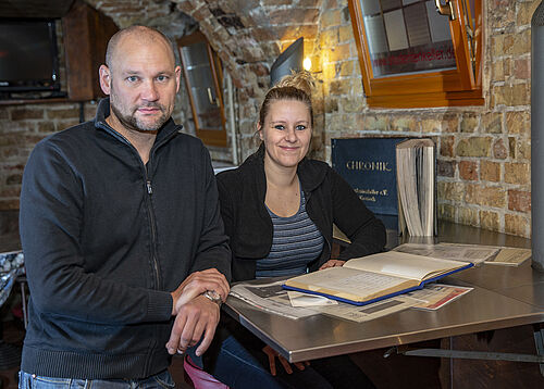 Katharina Becker und Alexander Neumann bilden den aktuellen Vereinsvorstand im Studentenkeller (Foto: Universität Rostock / Thomas Rahr)