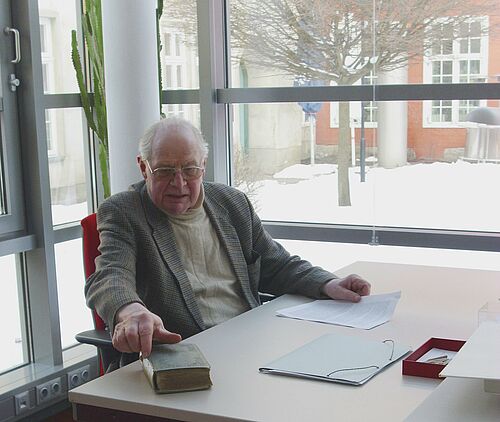 Professor Gerhard Heitz im Bücherspeicher der Universitätsbibliothek Rostock. (Foto: Heide Haarländer)