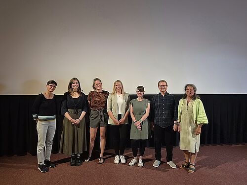 Die Podiumsdiskussion wurde gestaltet durch Prof.in Dr.in Carolin Retzlaff-Fürst, Tom Bewersdorf, Dr.in Susanne Demba, Lisa Schwientek, Ann-Kristin Becker, Nina Brauer, Dr.in Heidrun Jander (v.r.n.l.) (Foto: Virginia Lehmann)
