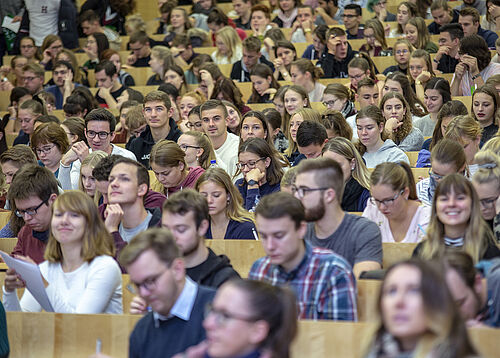 Zukünftige Lehramtsstudierende im Audimax 