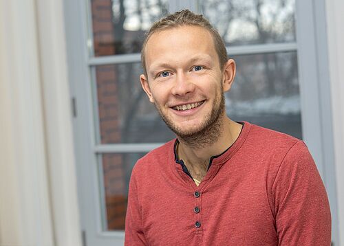 Philipp Winskowski untersucht, inwieweit sich Fußballfans von Strafen für ihr Fehlverhalten im Fußballstadion beeindruckt zeigen (Foto: Universität Rostock/ Thomas Rahr)