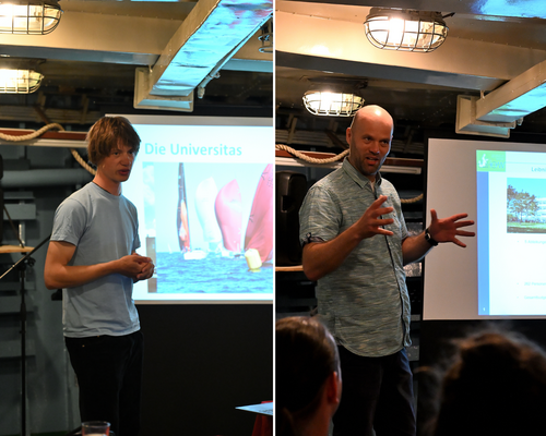 Theobald Goltz und Dr. Michael Naumann sprechen bei der Veranstaltung „Abenteuer mit Meerwert“ an Bord der Stephan Jantzen über das studentische Segel- und Forschungsprojekt Sail CONEXUS sowie Umweltmonitoring in der Ostsee.