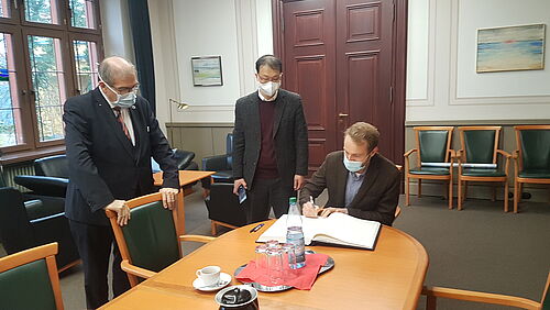 v.l.: Rektor Professor Wolfgang Schareck, Professor Jaeyoung Lee und Dr. Robert Francke. (Foto:  Michael Paulus)