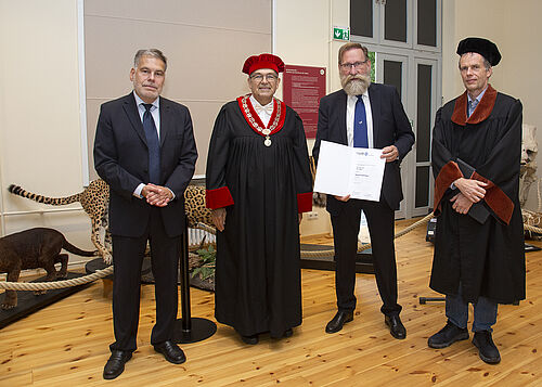 v.l.: Professor Stefan Richter, Rektor Wolfgang Schareck, Udo Nagel, Dekan der Mathematisch-Naturwissenschaftlichen Fakultät Professor Klaus Neymeyr. (Foto: Universität Rostock/IT- und Medienzentrum).