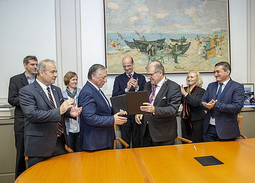 Prof. Emil Reisinger, Prof. Madamin Madazimov, Prof. Wolfgang Schareck, Dr. Kamoliddin Salakhiddinov. (Hinten v. l.) Soeren Koeppe, Wiebke Schlensog, Prof. Bernd Krause, Dr. Evelina Toteva 