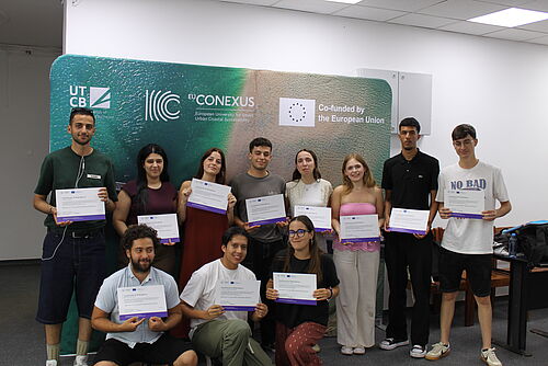 Gruppe von Studierenden bei der feierlichen Übergabe ihrer Zertifikate im Rahmen der EU-CONEXUS Summer School on Sustainability Micro-Credentials in Bukarest