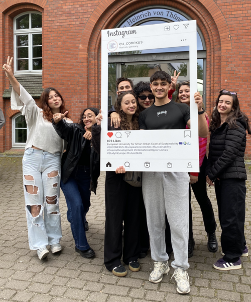 Studierende fotografieren sich am letzten Tag der EU-CONEXUS Spring School vor der Universität Rostock und halten ihre gemeinsame internationale Lernerfahrung fest.