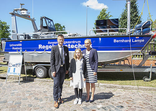 Professor Torsten Jeinsch mit den Taufpatinnen Ida und Bianca Lampe bei der Schiffstaufe des nach ihrem Großvater und Vater benannten Forschungskatamarans „Bernhard Lampe“ (Foto: Julia Tetzke/Universität Rostock).