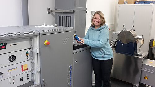 Viviane Overbeck startet eine Messung am Relaxometer im Forschungsbau Leben, Licht & Materie der Universität Rostock. 