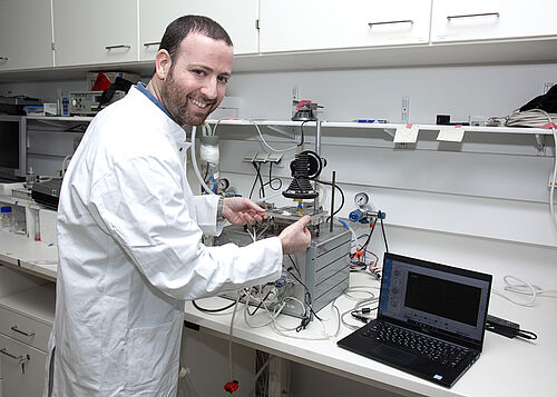 Der israelische Wissenschaftler Dr. Nadev Oren forscht an der Universität Rostock.