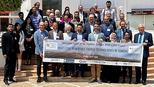Bildunterschrift: Teilnehmerinnen und Teilnehmer des vom Lehrstuhl für Windenergietechnik der Universität Rostock in Tunis organisierten Workshops zum Thema „Erneuerbare Energien in Tunesien“ (Foto: Juni Media).  