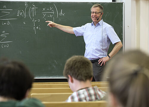 Professor Konrad Engel ist Vorsitzender des Aufgabenausschusses für die Mathematik-Olympiade in Deutschland. (Foto: Universität Rostock/Julia Tetzke).