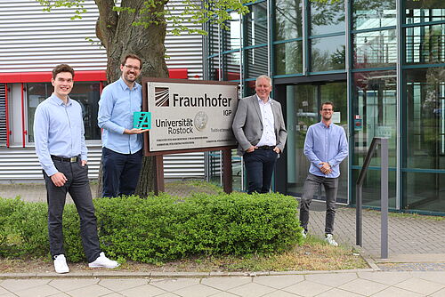 v.l.: Jonas Richter, Frederik Schmatz, Professor Wilko Flügge und Marvin Fink. (Foto: Fraunhofer IGP/Silke Schulz).
