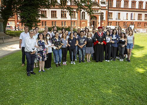 Gruppenbild auf dem Universitätsplatz (Foto: Universität Rostock/IT- und Medienzentrum).
