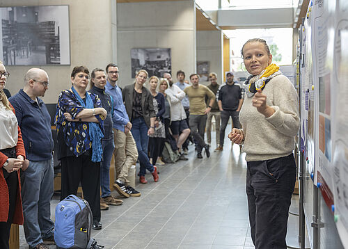 Dr. Susan Pollin-Nachbar gehörte zu den Teilnehmenden der Postersession in der Universitätsbibliothek Rostock. (Foto: Universität Rostock/IT- und Medienzentrum).