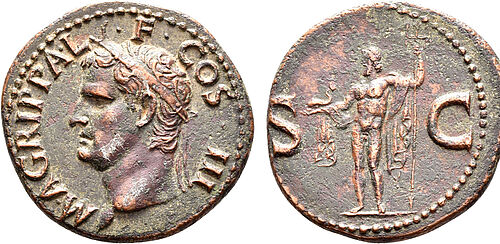 Abb. 2: As des römischen Kaisers Caligula, 37–41 n. Chr. (Inv. R253): Porträt des Agrippa und Statue des Neptun mit Dreizack und Delphin (Universität Rostock / Anne Gürlach)