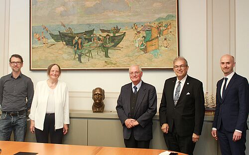 v.l.: Bildhauer Rico Rensmeyer, Dr. Edith Framm, Dr. Joachim Framm, Professor Wolfgang Schareck, Professor Andreas Hermann. (Foto: Universität Rostock/Kristin Nölting).