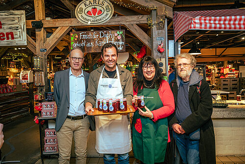 Prof. Michael Walter (v.l.), Robert Dahl, Prof. Elizabeth Prommer und Prof. Georg Fuellen präsentieren den Karls-Erdbeer-Fruchtaufstrich in der Uni-Edition. (Copyright: Rightvision Studios)