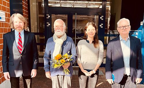 v.l.: Prof. Niels Grabow (Institut für Biomedizinische Technik) Prof. Horst Nizze (Institut für Pathologie), Dr. Valeria Khaimov (Institut für ImplantatTechnologie und Biomaterialien e.V.) und Prof. Klaus-Peter Schmitz (Institut für ImplantatTechnologie und Biomaterialien e.V.) Bildquelle: IBMT/IIB