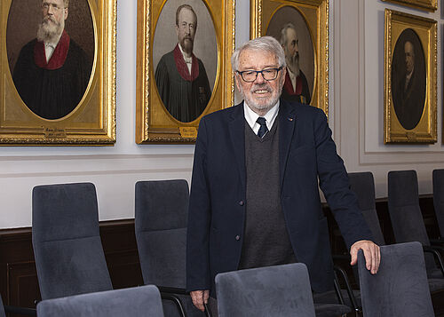 Professor Günther Wildenhain im Konzilzimmer der Universität Rostock, in dem er einst als Rektor agierte