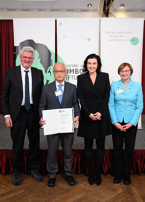 v.l.: Professor Robert Schlögl, Präsident der Alexander von Humboldt-Stiftung, Professor Jae-Seong Lee, Dorothee Bär, Bundesministerin für Forschung, Technologie und Raumfahrt, und Professorin Inna Sokolova. (Foto: Matthias Merz Fotographie für Alexander von Humboldt-Stiftung).