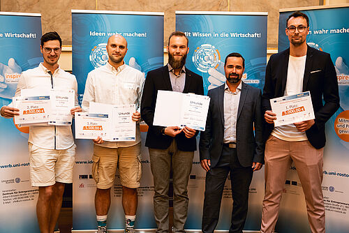 „Gewinner Forschende & Absolventen“: v.l.n.r. Dr. Konstantin Altrichter, Pawel Naliwajko, Raphael Wittenburg und Conrad Gierow, Dr. Dorian Holtz (Bild: Jessica Brach/pixflut).