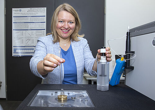 Doktorandin Viviane Overbeck aus der Arbeitsgruppe von Prof. Dr. Ralf Ludwig aus der Physikalischen Chemie der Universität Rostock demonstriert das NMR-Field-Cycling-Experiment. (Foto: Universität Rostock/Julia Tetzke)